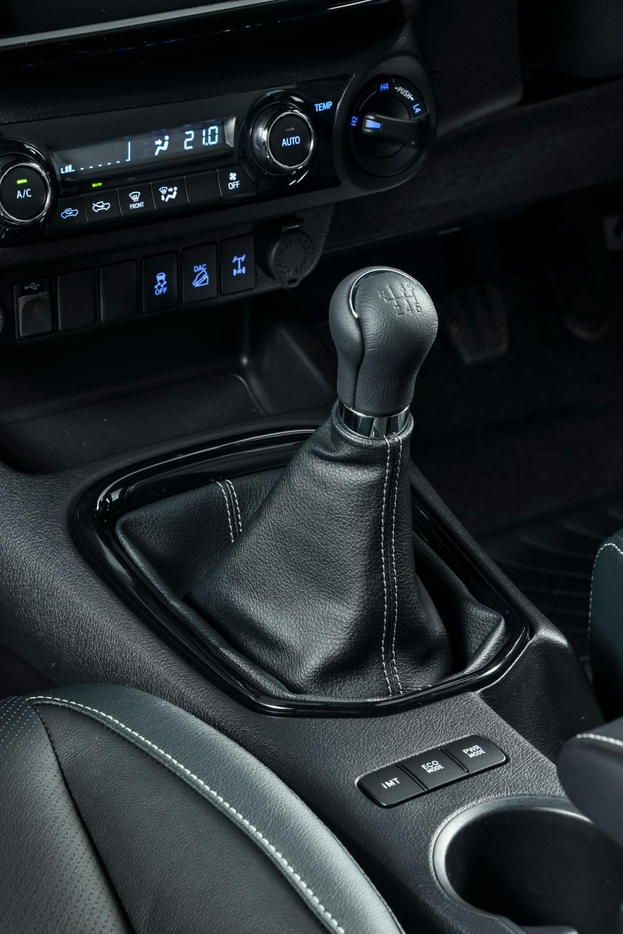 Детали интерьера Toyota Hilux Legende 50 Double Cab 2019 года  (ZA) (фото 39 из 43)